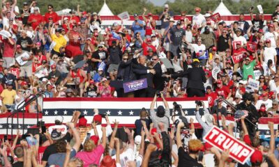 Imagen de archivo del ex presidente estadounidense Donald Trump, quien es sacado del escenario por el Servicio Secreto tras un incidente durante un mitin de campaña, el sábado, en el Butler Farm Show Inc. en Butler, Pensilvania (Estados Unidos). EFE/EPA/DAVID MAXWELL