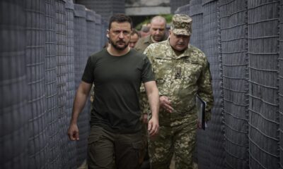 Un folleto distribuido por el Servicio de Prensa Presidencial muestra al presidente ucraniano Volodymyr Zelensky (i) inspeccionando la construcción de fortificaciones en un lugar no revelado, durante su visita de trabajo a la región de Volyn, Ucrania. 30 de julio de 2024 en medio de la invasión rusa de Ucrania. (Zelenski, Rusia, Ucrania) EFE/EPA/SERVICIO DE PRENSA PRESIDENCIAL FOLLETO FOLLETO SÓLO PARA USO EDITORIAL/NO VENTAS