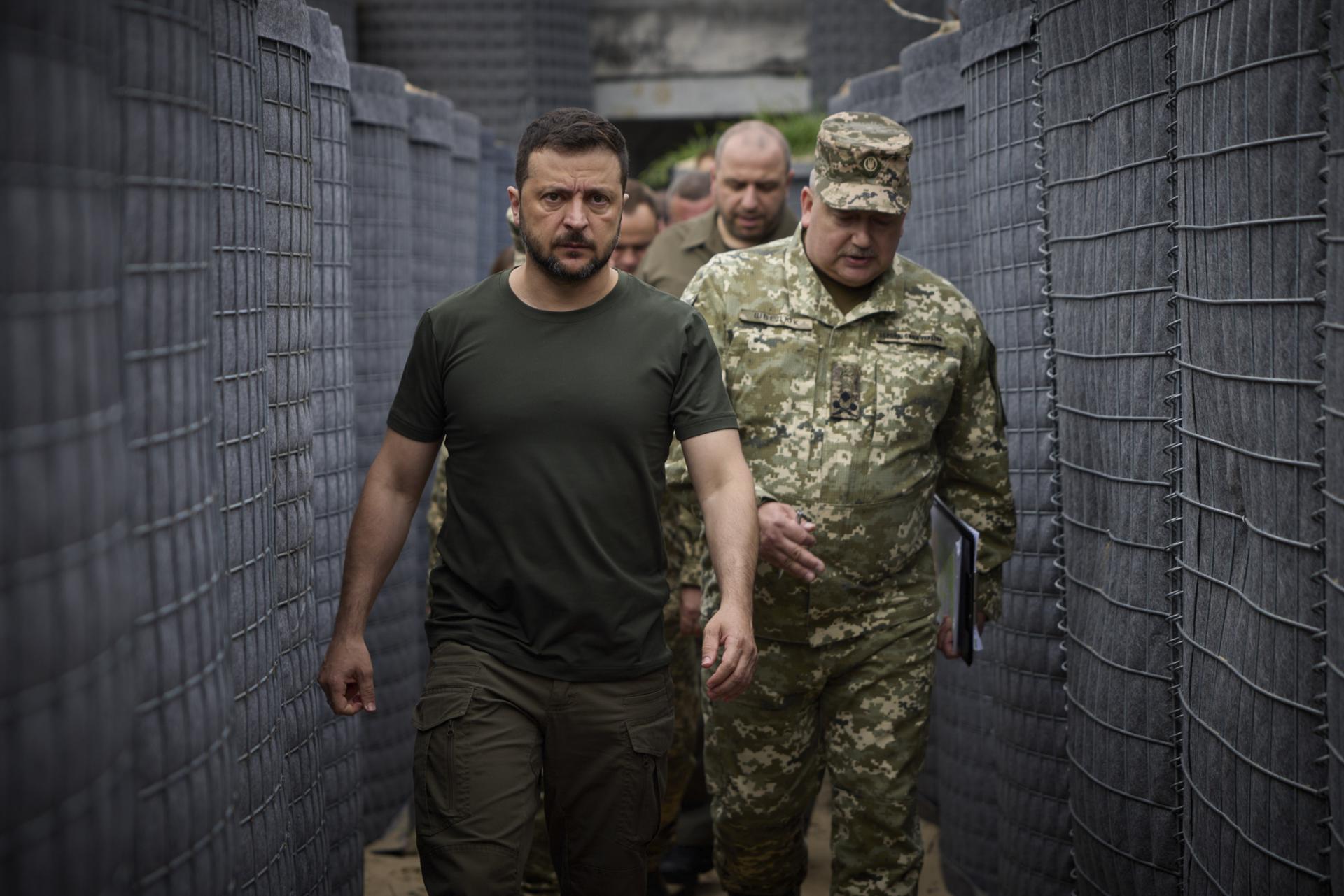 Un folleto distribuido por el Servicio de Prensa Presidencial muestra al presidente ucraniano Volodymyr Zelensky (i) inspeccionando la construcción de fortificaciones en un lugar no revelado, durante su visita de trabajo a la región de Volyn, Ucrania. 30 de julio de 2024 en medio de la invasión rusa de Ucrania. (Zelenski, Rusia, Ucrania) EFE/EPA/SERVICIO DE PRENSA PRESIDENCIAL FOLLETO FOLLETO SÓLO PARA USO EDITORIAL/NO VENTAS