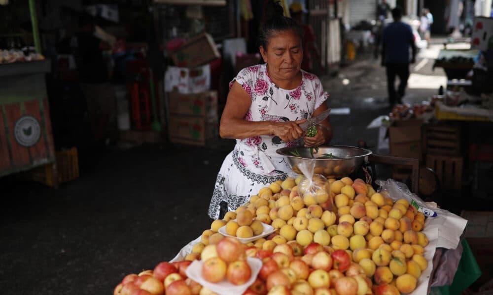 Una vendedora de frutas, el de 10 julio de 2024, a las afueras del mercado central en San Salvador (El Salvador). EFE/Rodrigo Sura