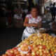 Una vendedora de frutas, el de 10 julio de 2024, a las afueras del mercado central en San Salvador (El Salvador). EFE/Rodrigo Sura