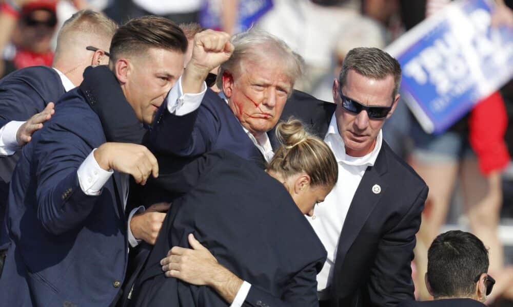 El ex presidente estadounidense Donald Trump es sacado del escenario por el Servicio Secreto tras un incidente durante un mitin de campaña en el Butler Farm Show Inc. en Butler, Pensilvania (Estados Unidos). Imagen de archivo. EFE/EPA/DAVID MAXWELL