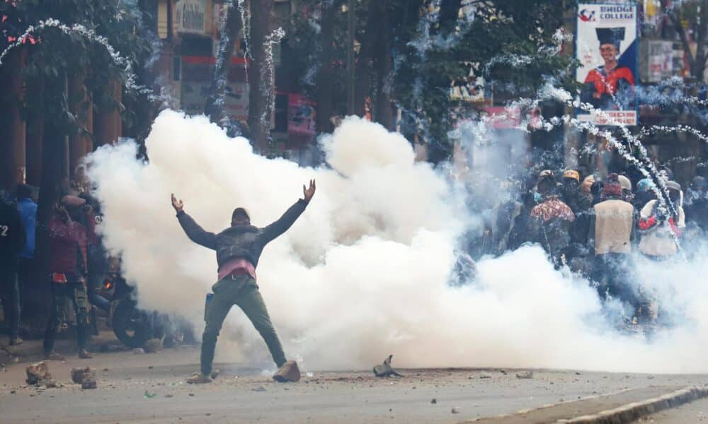 Manifestantes durante una potesta antigubernamental en Nairobi, Kenia, este martes. La policía utilizó gases lacrimógenos para dispersar a los manifestantes, que piden la dimisión del presidente de Kenia, William Ruto. Esto se produce tras la disolución del gabinete por parte de Ruto y la promesa de austeridad por parte de su gobierno en respuesta a las protestas nacionales del mes pasado por el proyecto de ley de finanzas de 2024. EFE/EPA/STR