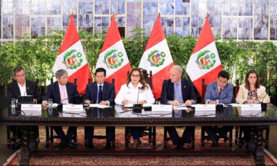 Fotografía cedida por la presidencia del Perú de la presidenta Dina Boluarte (c) junto a algunos ministros durante una rueda de prensa este lunes en Lima (Perú). EFE/ Presidencia Del Perú