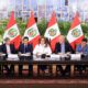 Fotografía cedida por la presidencia del Perú de la presidenta Dina Boluarte (c) junto a algunos ministros durante una rueda de prensa este lunes en Lima (Perú). EFE/ Presidencia Del Perú