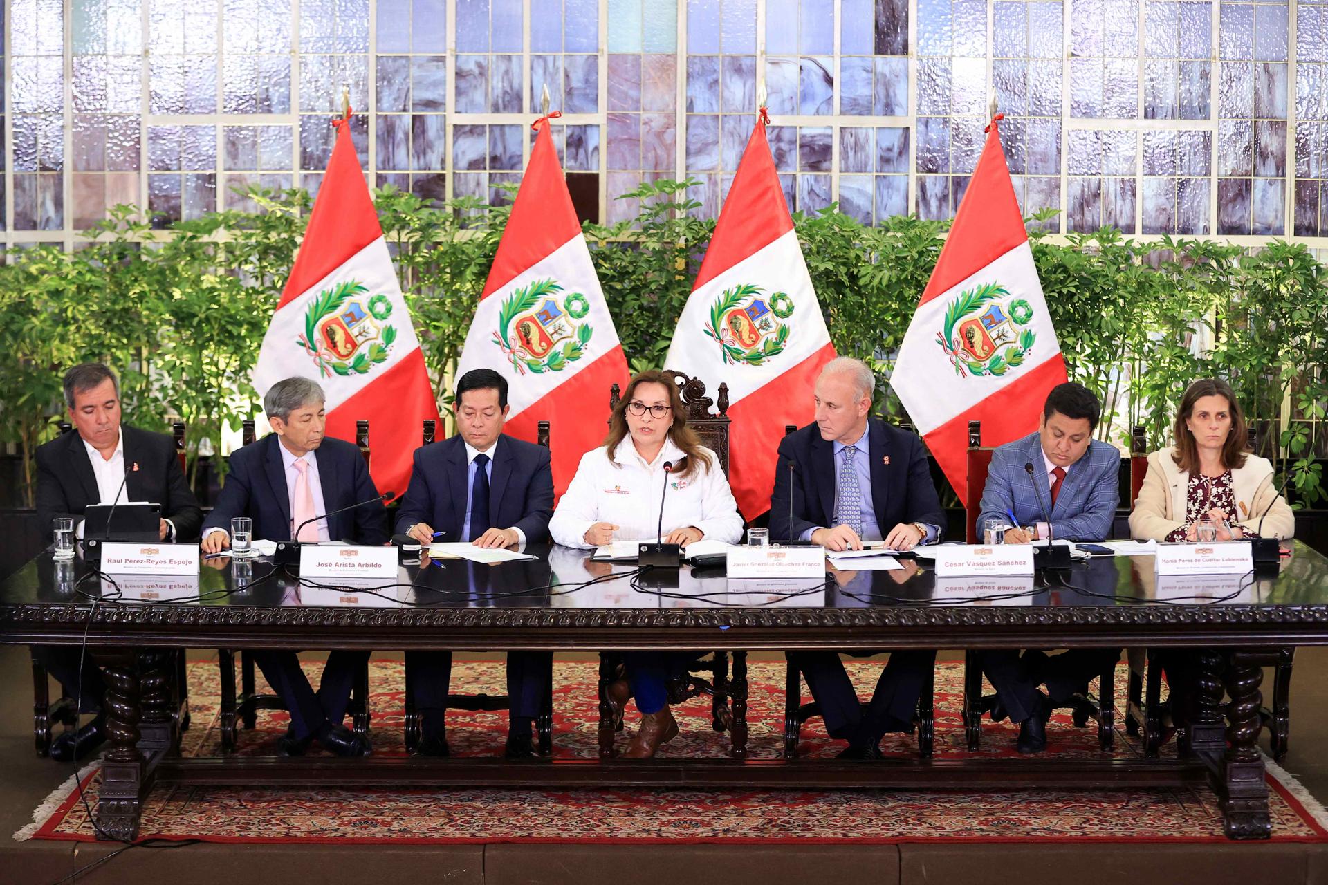 Fotografía cedida por la presidencia del Perú de la presidenta Dina Boluarte (c) junto a algunos ministros durante una rueda de prensa este lunes en Lima (Perú). EFE/ Presidencia Del Perú