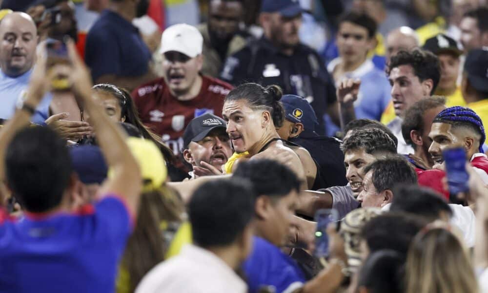 El jugador uruguayo Darwin Nunez (c) pelea con aficionados en la gradería luego de la semifinal de la Copa América ante Colombia. EFE//BRIAN WESTERHOLT