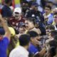 El jugador uruguayo Darwin Nunez (c) pelea con aficionados en la gradería luego de la semifinal de la Copa América ante Colombia. EFE//BRIAN WESTERHOLT