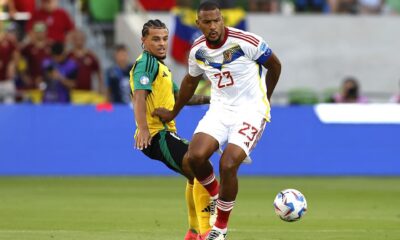 Joel Latibeaudiere (i), defensor de Jamaica, en acción contra el delantero venezolano José Salomon Rondon (d) en la Copa América 2024. EFE/EPA/ADAM DAVIS