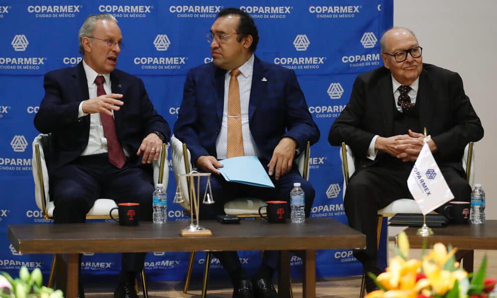 El presidente de la Confederación Patronal de la República Mexicana (COPARMEX) José Médina Mora (i), el presidente saliente Armando Zúñiga (c) y el abogado Javier Coello (d) participan durante una conferencia de prensa este lunes en Ciudad de México (México). EFE/Sáshenka Gutiérrez