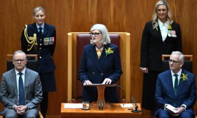 La gobernadora general de Australia, Sam Mostyn (C), habla durante la ceremonia de juramento en el Parlamento de Canberra, Australia, el 1 de julio de 2024. EFE/LUKAS COCH