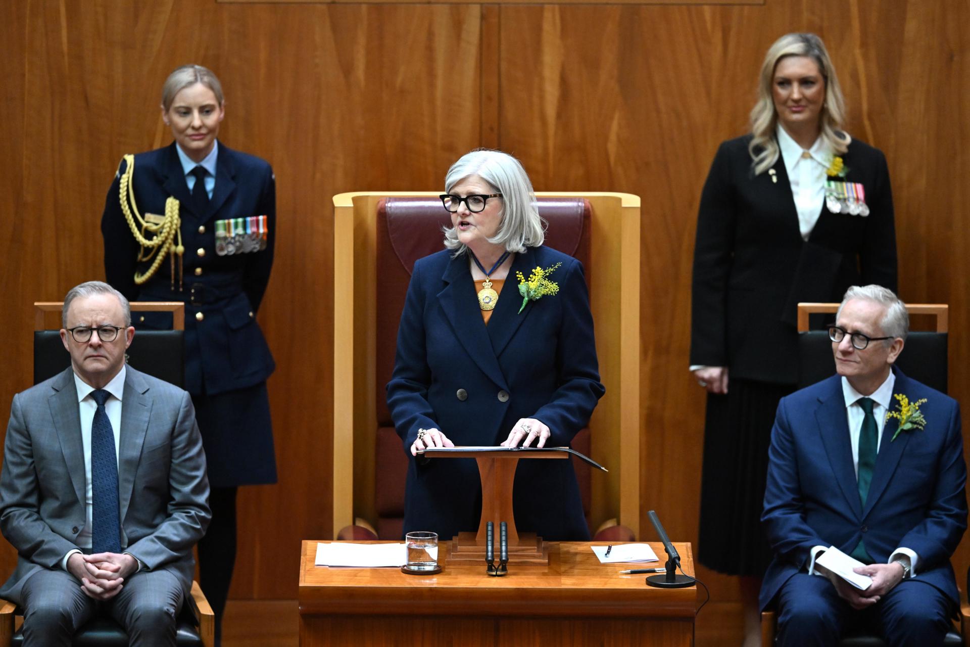 La gobernadora general de Australia, Sam Mostyn (C), habla durante la ceremonia de juramento en el Parlamento de Canberra, Australia, el 1 de julio de 2024. EFE/LUKAS COCH