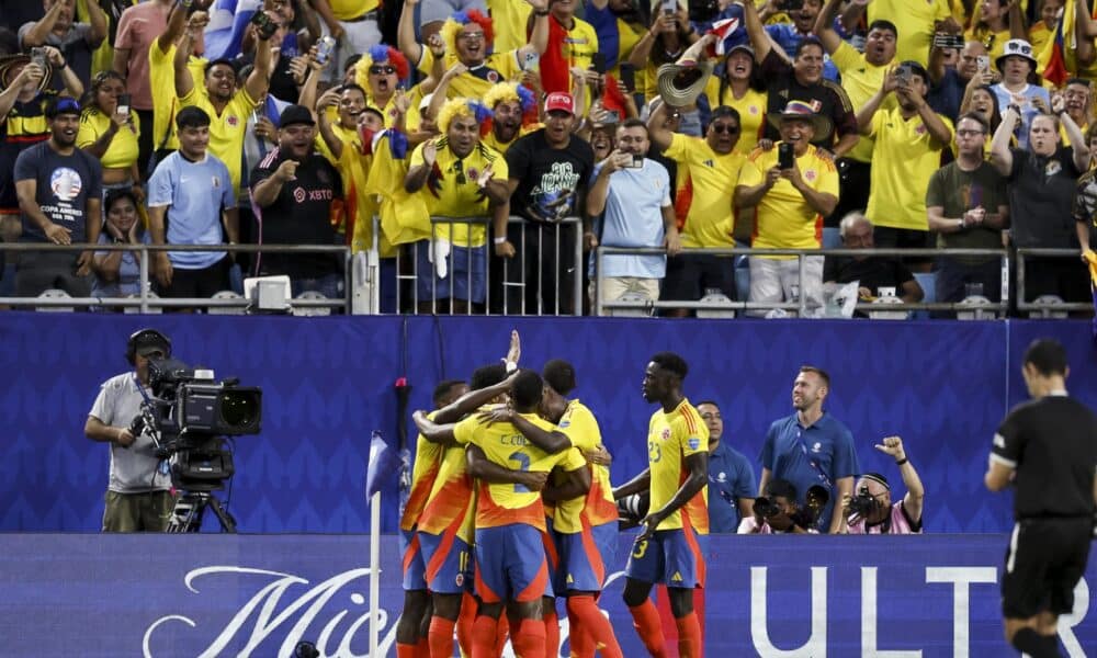 Jugadores de la selección colombiana de fútbol fueron registrados el pasado 10 de julio al celebrar el gol que Jefferson Lerma le anotó a Uruguay, durante la segunda semifinal de la Copa América 2024, en el estadio Bank of America de Charlotte (Carolina del Norte, EE.UU.). Colombia se impuso por 1-0 y disputará con Argentina la final del certamen. EFE/Erik S. Lesser