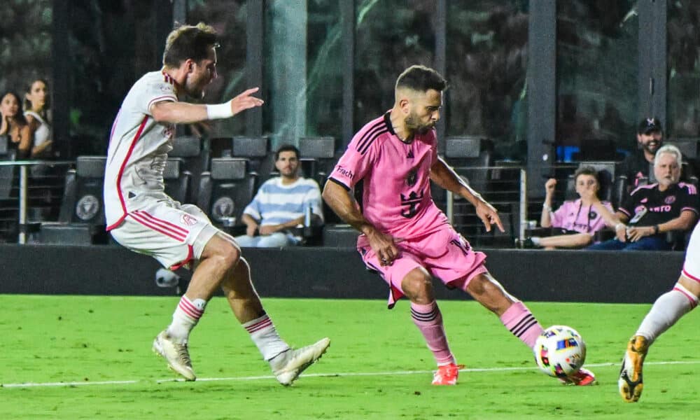 Fotografía de archivo en la que se registró al lateral español del Inter Miami, Jordi Alba (d), durante un partido de la MLS, en el Chase Stadium de Fort Lauderdale (Florida, EE.UU.). EFE/Giorgio Viera