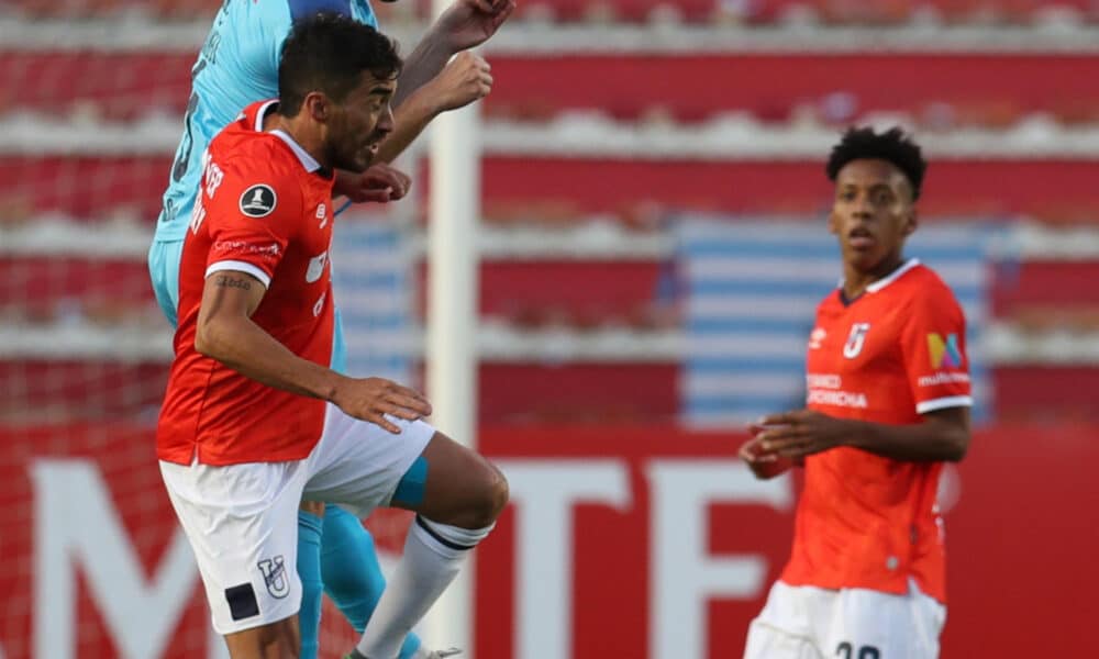 Fotografía de archivo, tomada en febrero de 2022, en la que se registró a Alex Granell (arriba) al actuar con el club boliviano de fútbol Bolívar, durante un partido de la Copa Libertadores contra la Universidad Católica de Ecuador, en el estadio Hernando Siles de La Paz (Bolivia). EFE/Martín Alipaz