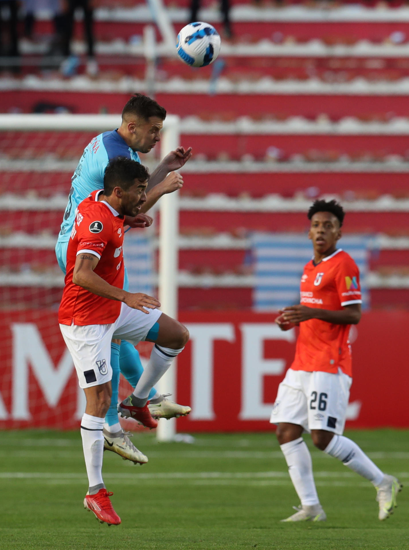 Fotografía de archivo, tomada en febrero de 2022, en la que se registró a Alex Granell (arriba) al actuar con el club boliviano de fútbol Bolívar, durante un partido de la Copa Libertadores contra la Universidad Católica de Ecuador, en el estadio Hernando Siles de La Paz (Bolivia). EFE/Martín Alipaz