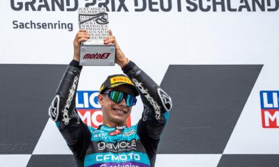 El piloto colombiano David Alonso, celebra su victoria en la carrera de Moto3 en Alemania. EFE/EPA/MARTIN DIVISEK