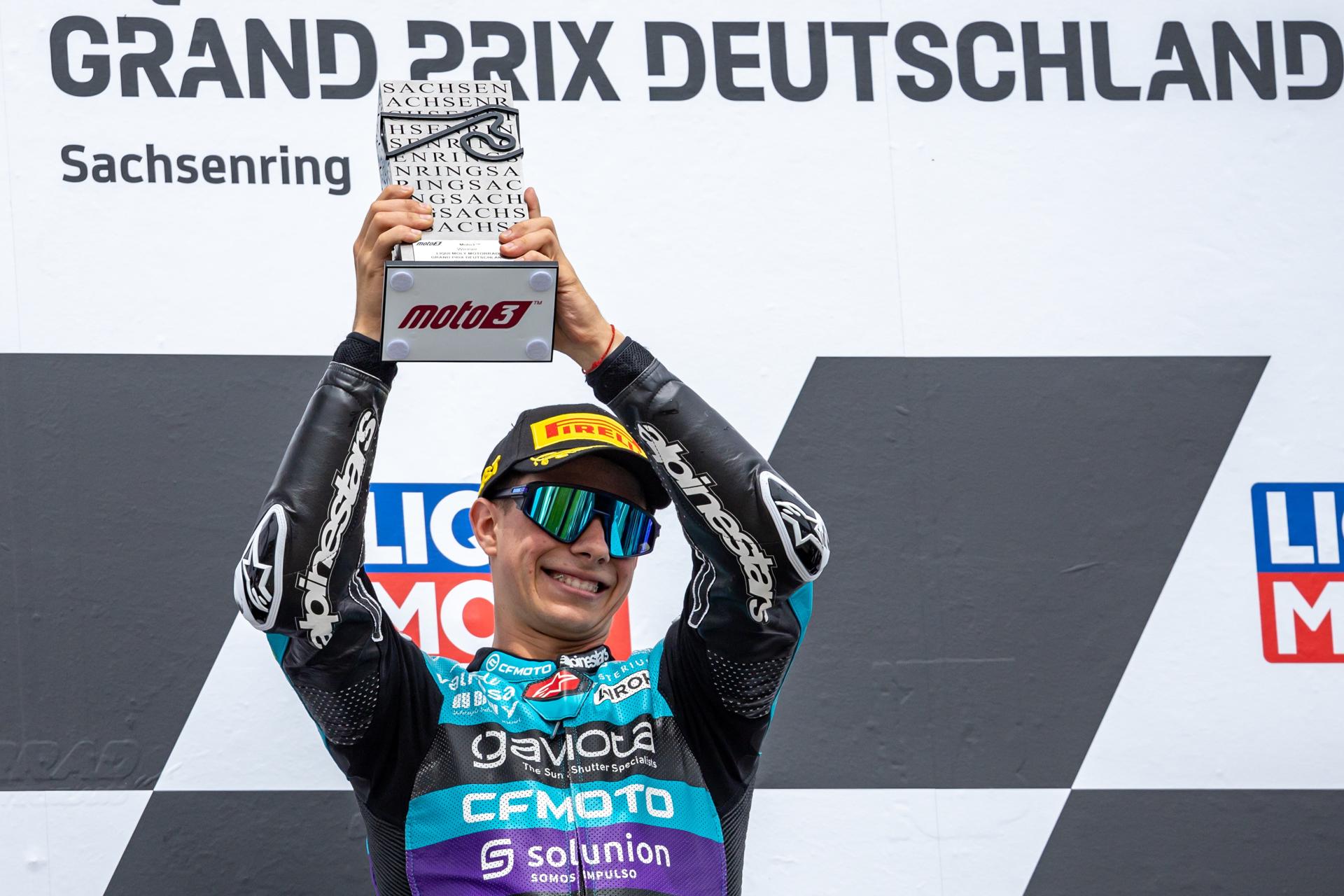 El piloto colombiano David Alonso, celebra su victoria en la carrera de Moto3 en Alemania. EFE/EPA/MARTIN DIVISEK