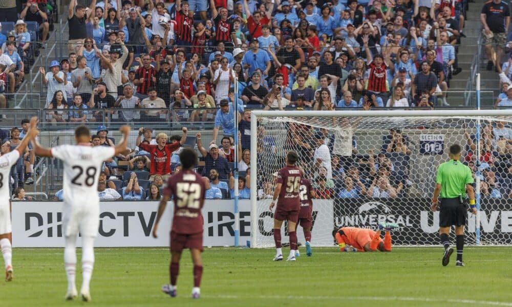 Los espectadores reaccionan ante un gol de Milán durante la segunda mitad de un partido entre Manchester City y Milán en el Yankee Stadium en el barrio Bronx de Nueva York, Nueva York, Estados Unidos. EFE/EPA/SARAH YENESEL