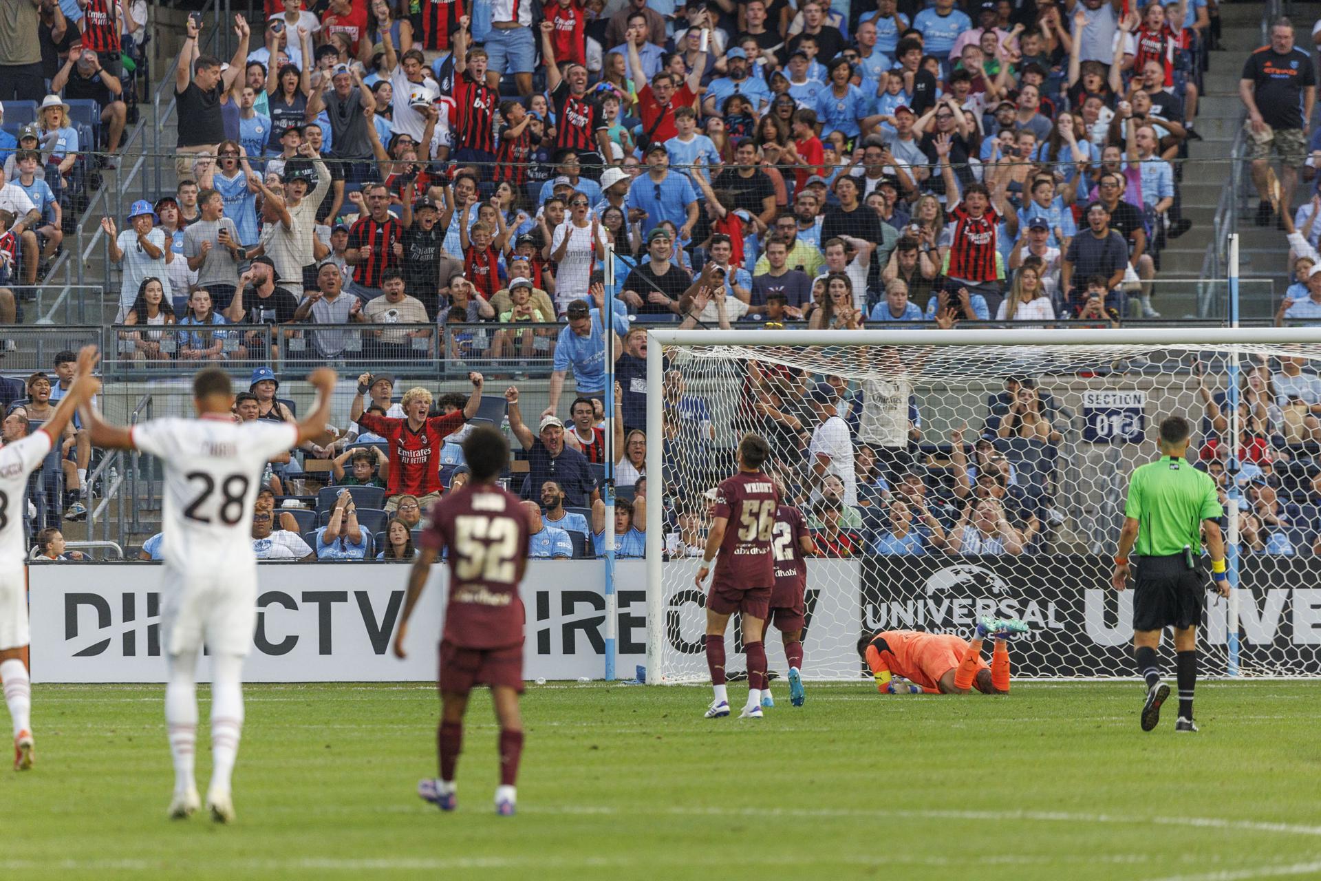 Los espectadores reaccionan ante un gol de Milán durante la segunda mitad de un partido entre Manchester City y Milán en el Yankee Stadium en el barrio Bronx de Nueva York, Nueva York, Estados Unidos. EFE/EPA/SARAH YENESEL