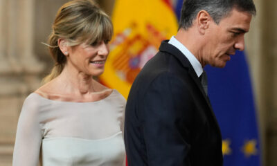 Fotografía de archivo (19/06/2024), del presidente del Gobierno, Pedro Sánchez (d), junto a su mujer Begoña Gómez (i). EFE/Borja Sánchez-Trillo