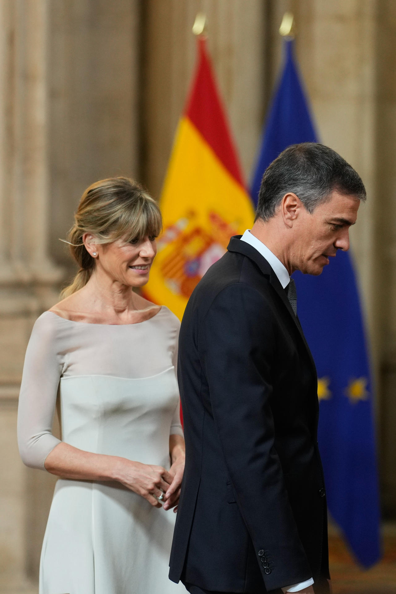 Fotografía de archivo (19/06/2024), del presidente del Gobierno, Pedro Sánchez (d), junto a su mujer Begoña Gómez (i). EFE/Borja Sánchez-Trillo