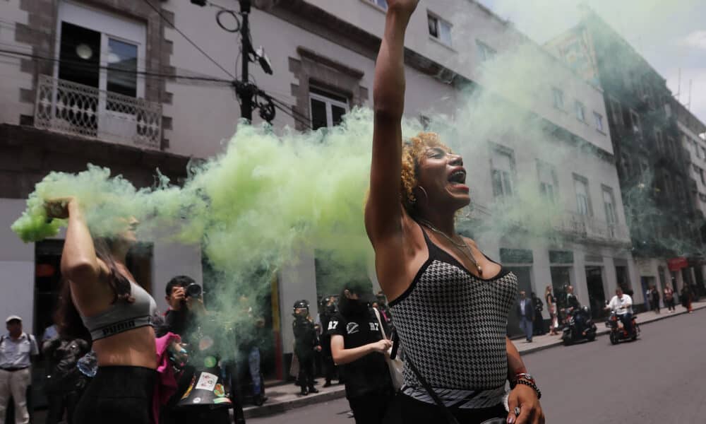 Activistas trans celebran la aprobación de la 'Ley Paola Buenrostro' que tipifica transfeminicidio como delito, este jueves frente al Congreso de México, en Ciudad de México (México). EFE/ Mario Guzmán