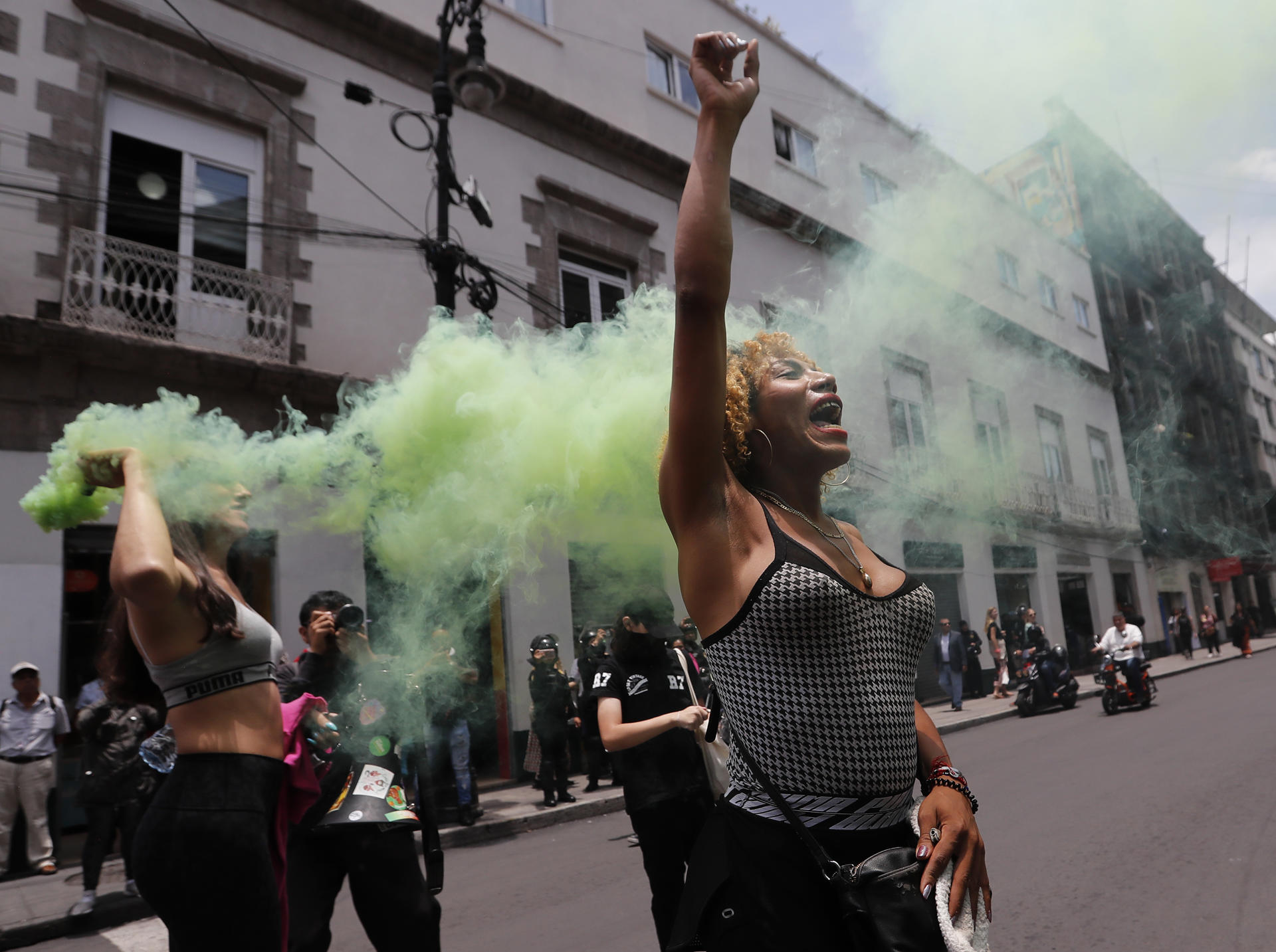 Activistas trans celebran la aprobación de la 'Ley Paola Buenrostro' que tipifica transfeminicidio como delito, este jueves frente al Congreso de México, en Ciudad de México (México). EFE/ Mario Guzmán