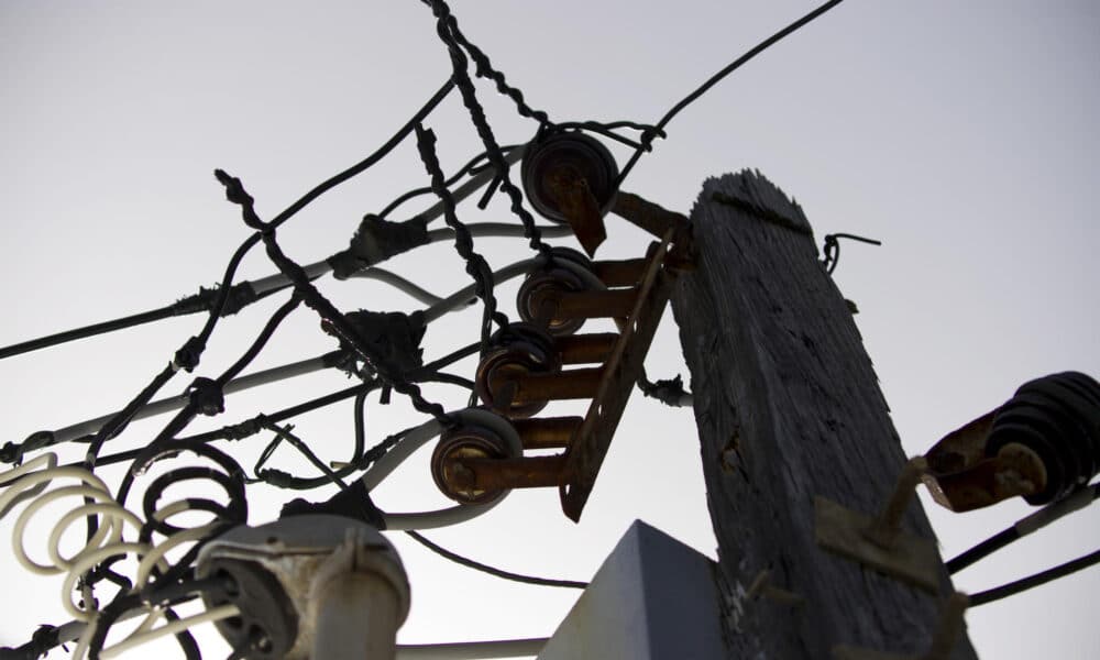 Fotografía de archivo donde se aprecia las malas condiciones de un poste eléctrico en una calle del Viejo San Juan, el casco histórico de la capital de Puerto Rico. EFE/ Thais Llorca