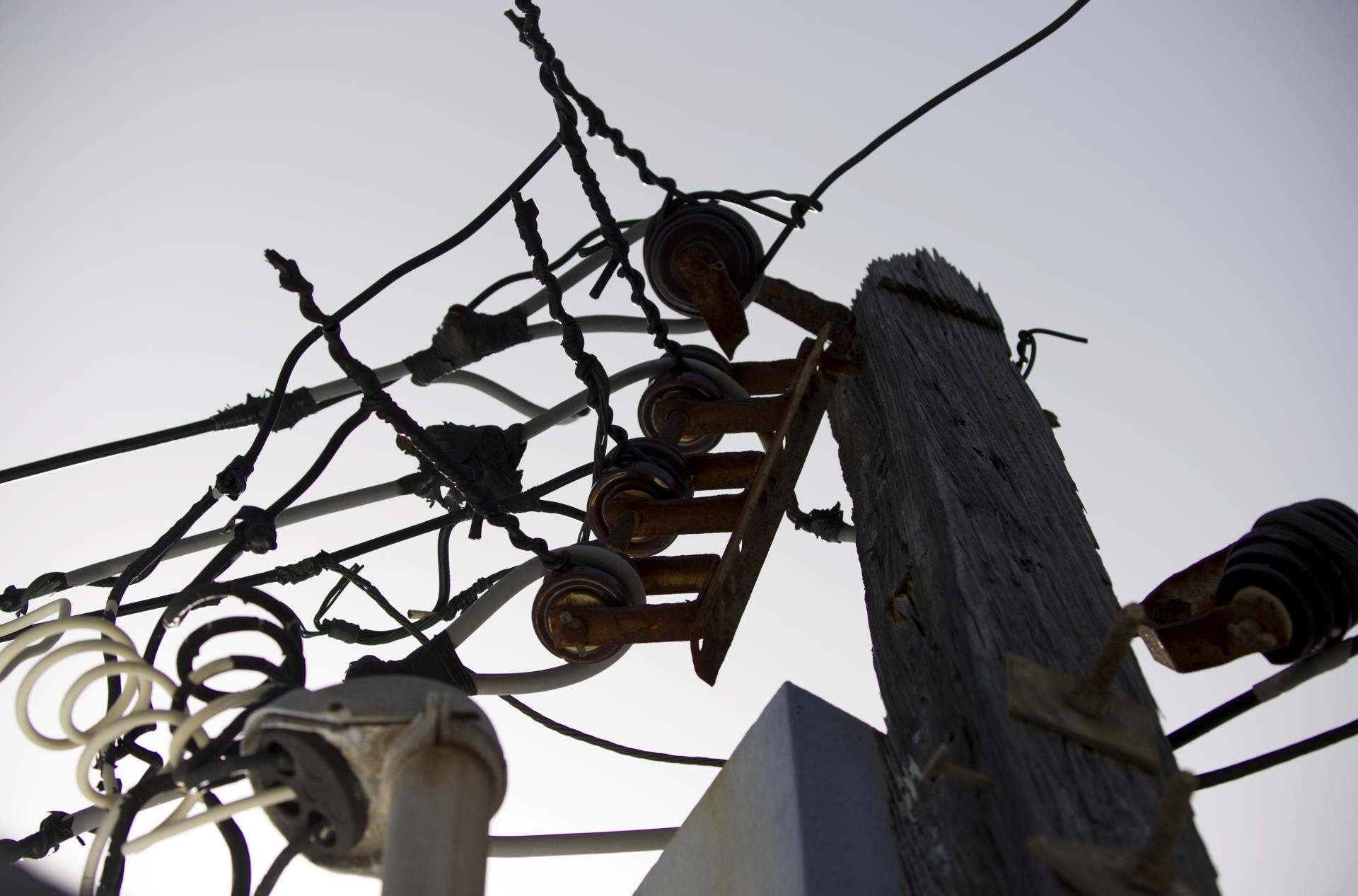 Fotografía de archivo donde se aprecia las malas condiciones de un poste eléctrico en una calle del Viejo San Juan, el casco histórico de la capital de Puerto Rico. EFE/ Thais Llorca