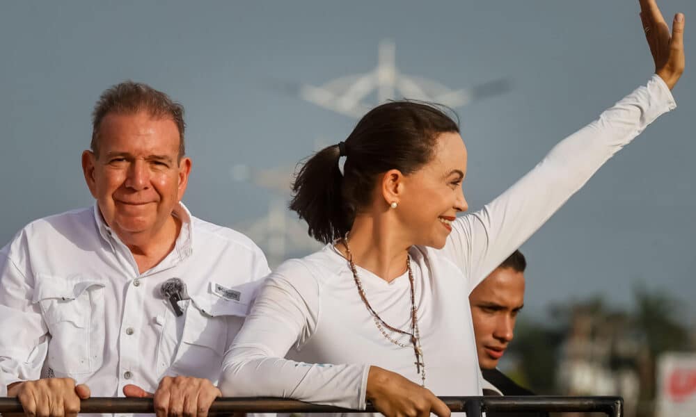 El candidato a la presidencia de Venezuela, Edmundo González (i), y la líder de la oposición, María Corina Machado, participan en un acto de campaña este miércoles, en Puerto La Cruz (Venezuela). EFE/ Miguel Gutiérrez