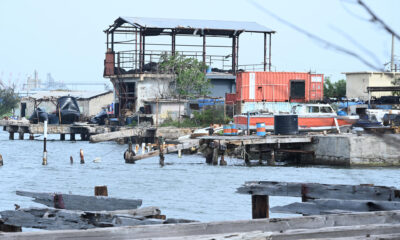 Fotografía de los destrozos causados en un dique y en la estructura de un edificio de reparación de barcos debido al paso del huracán Beryl este jueves, en Kingston (Jamaica). EFE/Rudolph Brown