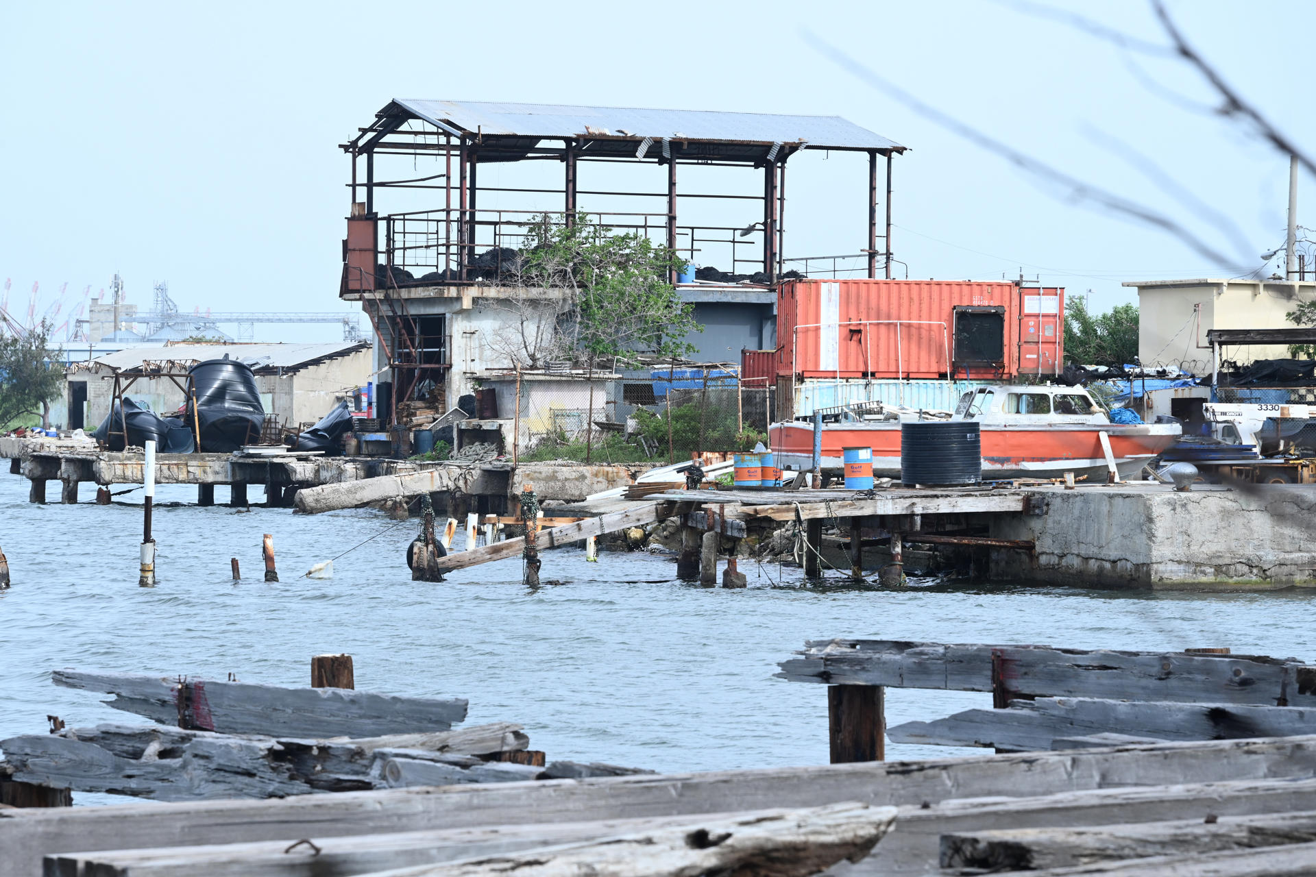 Fotografía de los destrozos causados en un dique y en la estructura de un edificio de reparación de barcos debido al paso del huracán Beryl este jueves, en Kingston (Jamaica). EFE/Rudolph Brown