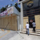 Trabajadores colocan tablas de madera para proteger un establecimiento por el paso del huracán Beryl, este miércoles en Cancún (México). EFE/Alonso Cupul