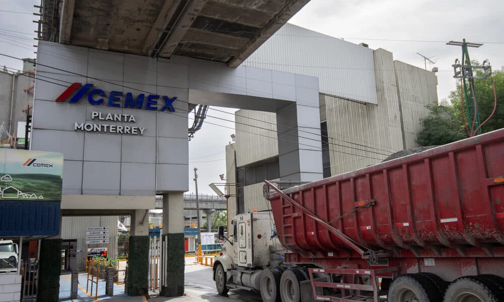 Fotografía de archivo de un logotipo de la empresa cementera Cemex, en Monterrey (México). EFE/Miguel Sierra