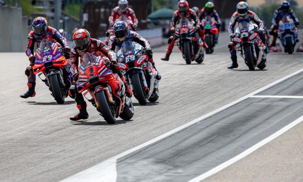 El piloto español de Prima Pramac Jorge Martin (i) por delante del portugués Miguel Oliveira del equipo Trackhouse y del piloto italiano de Ducati Lenovo Francesco Bagnaia (2-I) durante la salida de la carrera al Sprint de MotoGP en el circuito de Sachsenring en Hohenstein-Ernstthal, Alemania. EFE/EPA/MARTIN DIVISEK