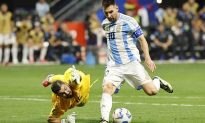 Lionel Messi (d) de Argentina intenta rodear a Maxime Crepeau (d) de Canadá durante la Copa América 2024. EFE/EPA/ERIK S. MENOR
