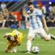 Lionel Messi (d) de Argentina intenta rodear a Maxime Crepeau (d) de Canadá durante la Copa América 2024. EFE/EPA/ERIK S. MENOR