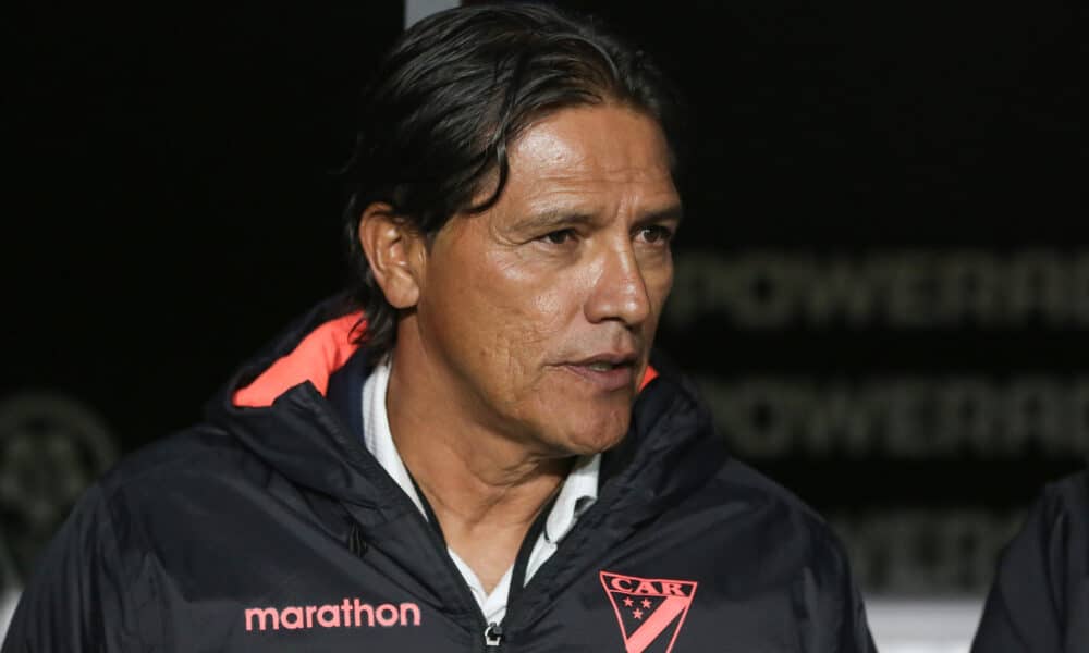 Fotografía de archivo en la que se registró al entrenador del club boliviano de fútbol Alwas Ready, el colombiano Flavio Torres, durante un partido de la Copa Sudamericana, en el estadio Municipal de El Alto (Bolivia). EFE/Luis Gandarillas