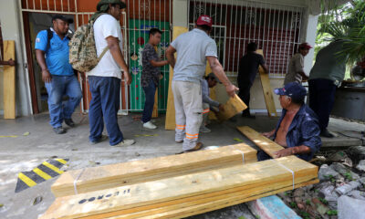 Pobladores refuerzan con madera sus viviendas este jueves en el municipio de Felipe Carrillo Puerto en Quintana Roo (México). EFE/Alonso Cupul