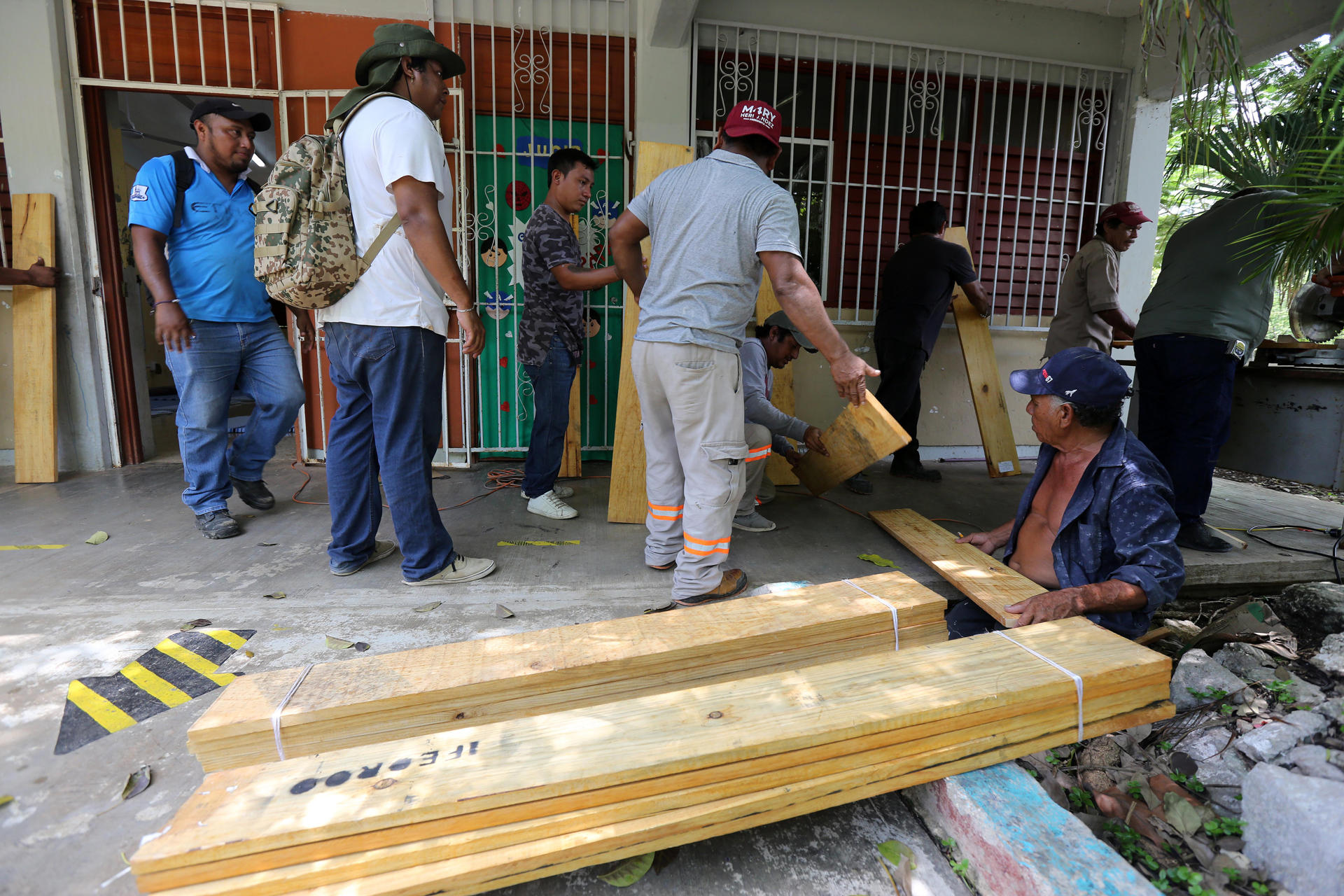Pobladores refuerzan con madera sus viviendas este jueves en el municipio de Felipe Carrillo Puerto en Quintana Roo (México). EFE/Alonso Cupul