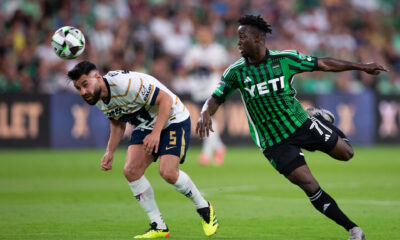 Osman Bukari, (d) de Austin, disputa un balón con Rubén Duarte, de Pumas, este viernes, en un partido de la Leagues Cup en el estadio Q2 en Austin (EE.UU.). EFE/ Carlos Ramírez