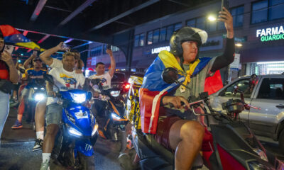 Ciudadanos venezolanos se reúnen a la esperan de los resultados de las elecciones presidenciales de Venezuela, en la Av Roosevelt este domingo, en Nueva York (EEUU). EFE/ Angel Colmenares