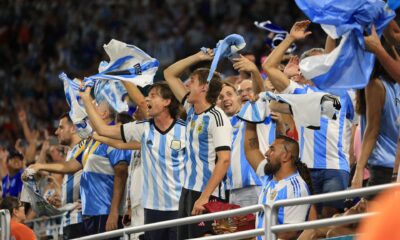 Los aficionados argentinos animan a su equipo durante un partido en la Copa América 2024.EFE/EPA/CRISTÓBAL HERRERA-ULASHKEVICH