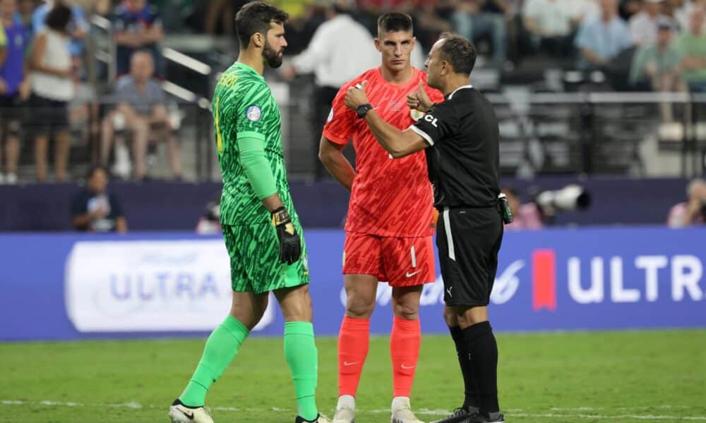 El árbitro Dario Humberto Herrera (d) habla con los porteros Alisson Becker de Brasil (i) y Sergio Rochet (C) de Uruguay en la Copa América 2024. EFE/EPA/ALLISON DINNER