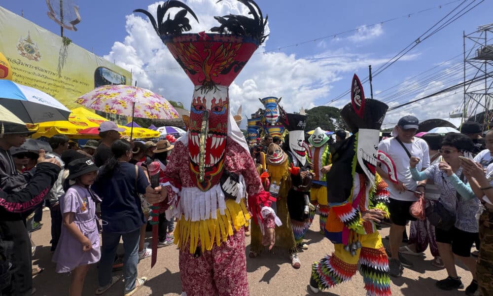 Una multitud salió este lunes a las calles con máscaras y algunas espadas fálicas para participar en el festival de los espíritus Phi Ta Khon que se celebra anualmente en un pequeño distrito rural en el noreste de Tailandia.Los participantes bailaron con sus máscaras, intrincadamente decoradas, en el distrito de Dan Sai, en la provincia de Loei, donde este peculiar festival refleja el eclecticismo del budismo tailandés mezclado con creencias animistas.La tailandesa Wasinee Chompithong, una estudiante de 16 años, explicó a EFE que las máscaras representan a los fantasmas y que el festival, Phi Ta Khon, significa "los fantasmas siguen a las personas" y es una tradición seguida por muchas generaciones. EFE/ Jackree Bunyamethi.