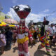 Una multitud salió este lunes a las calles con máscaras y algunas espadas fálicas para participar en el festival de los espíritus Phi Ta Khon que se celebra anualmente en un pequeño distrito rural en el noreste de Tailandia.Los participantes bailaron con sus máscaras, intrincadamente decoradas, en el distrito de Dan Sai, en la provincia de Loei, donde este peculiar festival refleja el eclecticismo del budismo tailandés mezclado con creencias animistas.La tailandesa Wasinee Chompithong, una estudiante de 16 años, explicó a EFE que las máscaras representan a los fantasmas y que el festival, Phi Ta Khon, significa "los fantasmas siguen a las personas" y es una tradición seguida por muchas generaciones. EFE/ Jackree Bunyamethi.