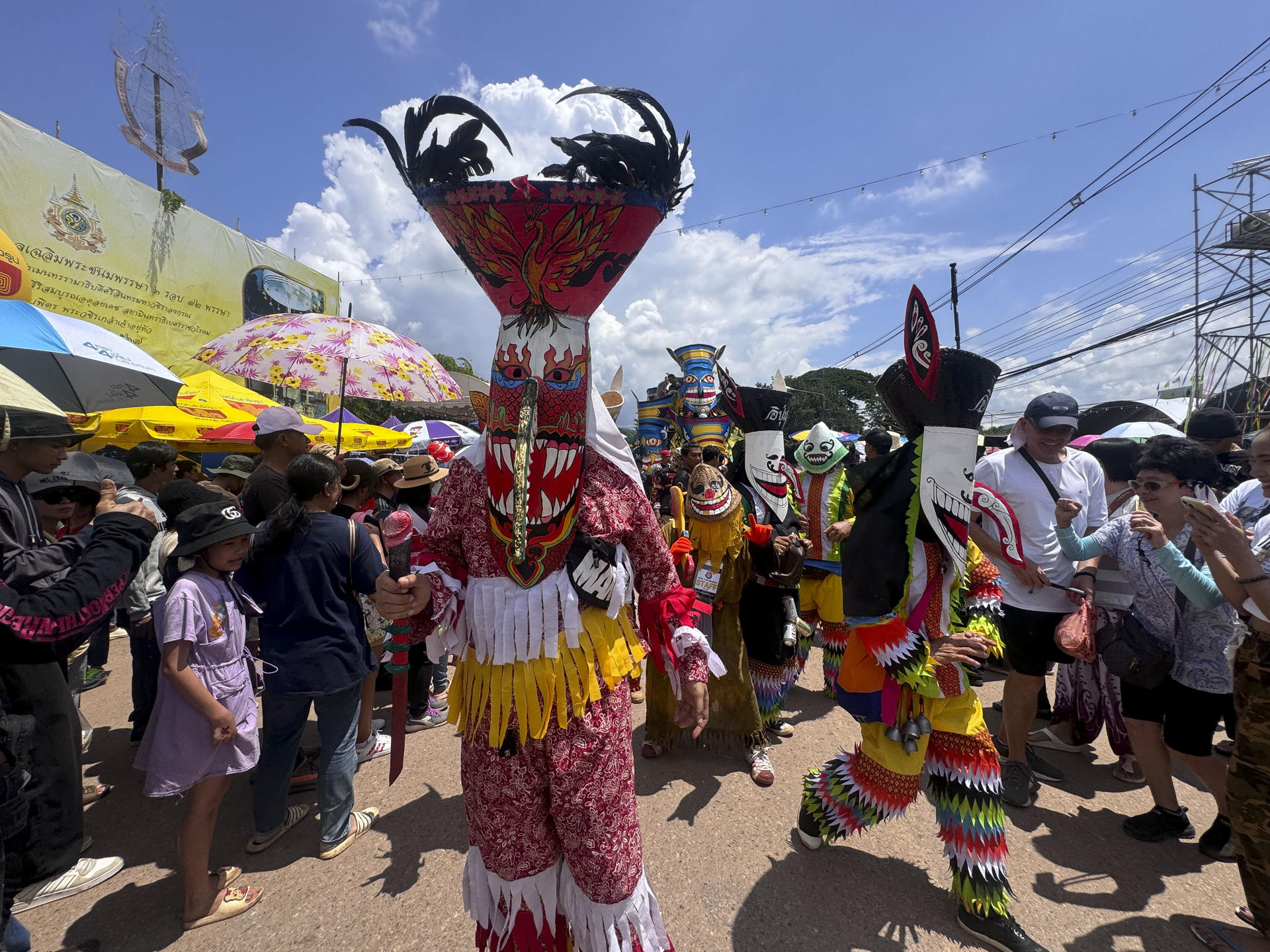 Una multitud salió este lunes a las calles con máscaras y algunas espadas fálicas para participar en el festival de los espíritus Phi Ta Khon que se celebra anualmente en un pequeño distrito rural en el noreste de Tailandia.Los participantes bailaron con sus máscaras, intrincadamente decoradas, en el distrito de Dan Sai, en la provincia de Loei, donde este peculiar festival refleja el eclecticismo del budismo tailandés mezclado con creencias animistas.La tailandesa Wasinee Chompithong, una estudiante de 16 años, explicó a EFE que las máscaras representan a los fantasmas y que el festival, Phi Ta Khon, significa "los fantasmas siguen a las personas" y es una tradición seguida por muchas generaciones. EFE/ Jackree Bunyamethi.