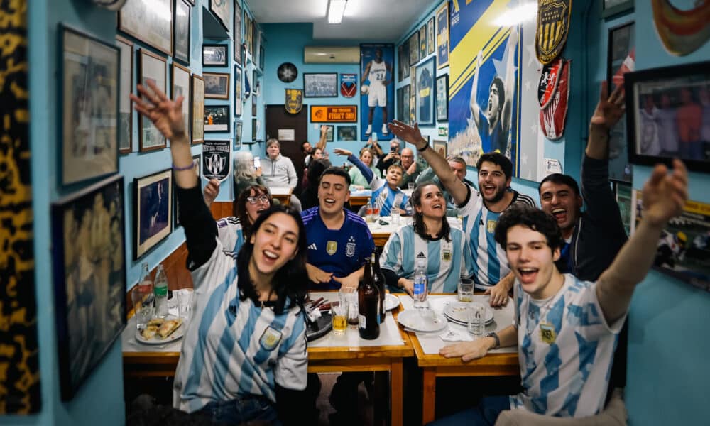 Aficionados argentinos fueron registrados este domingo, 13 de julio, al observar la final de la Copa América entre Argentina y Colombia, en un bar de Buenos Aires (Argentina). EFE/Juan Ignacio Roncoroni