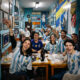 Aficionados argentinos fueron registrados este domingo, 13 de julio, al observar la final de la Copa América entre Argentina y Colombia, en un bar de Buenos Aires (Argentina). EFE/Juan Ignacio Roncoroni